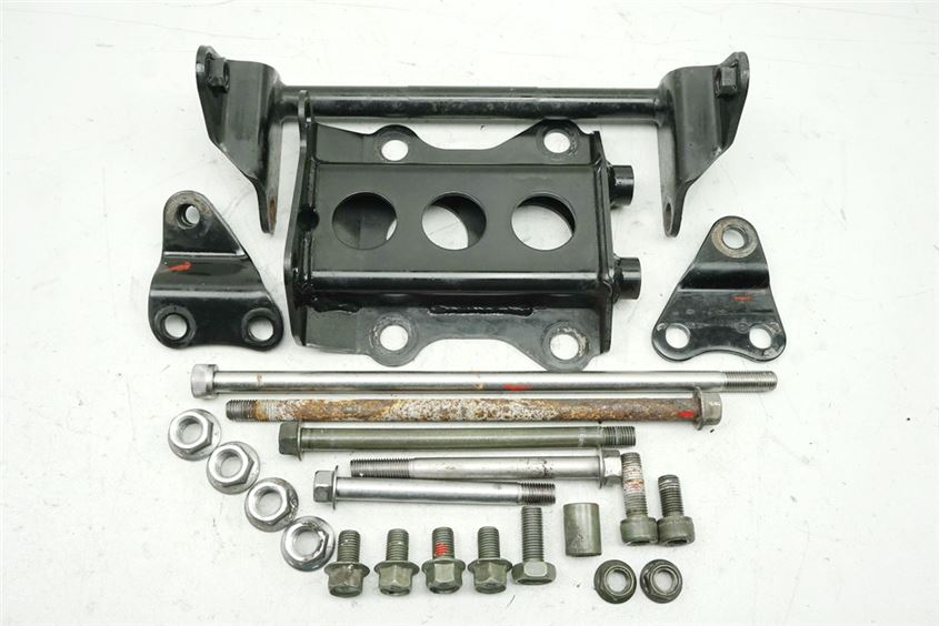 YAMAHA XVS 1100 VP05 CLASSIC DRAG STA BRACKET ENGINE AXLE BOLT ENGINE MOUNT