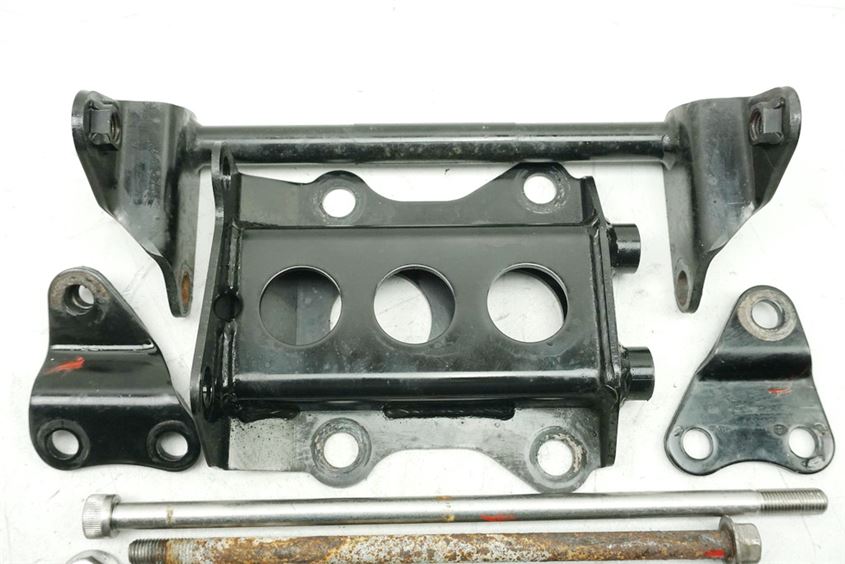 YAMAHA XVS 1100 VP05 CLASSIC DRAG STA BRACKET ENGINE AXLE BOLT ENGINE MOUNT
