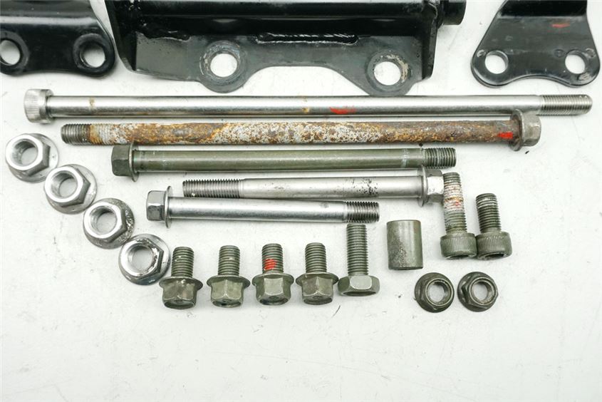YAMAHA XVS 1100 VP05 CLASSIC DRAG STA BRACKET ENGINE AXLE BOLT ENGINE MOUNT