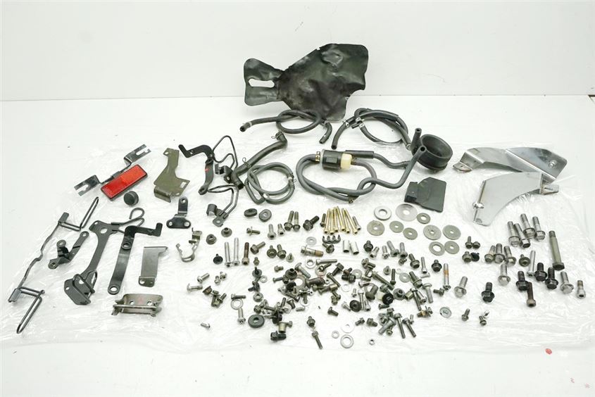 YAMAHA XVS 1100 VP05 CLASSIC DRAG STA TORNILLOS Y PIEZAS PEQUEÑAS Y SOPORTE