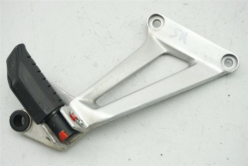HONDA CBR 125 R JC39 REPOSAPIÉS DERECHO TRASERO SOPORTE REPOSAPIÉS