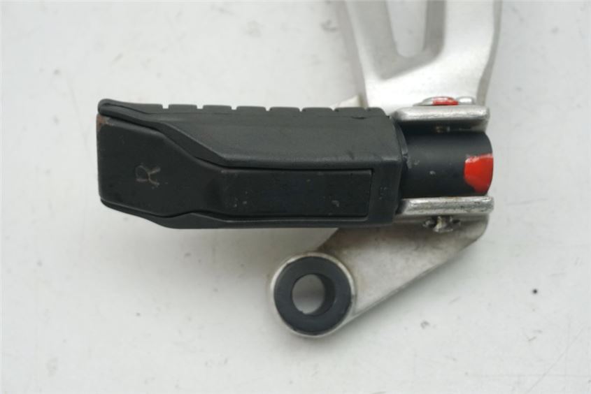 HONDA CBR 125 R JC39 REPOSAPIÉS DERECHO TRASERO SOPORTE REPOSAPIÉS