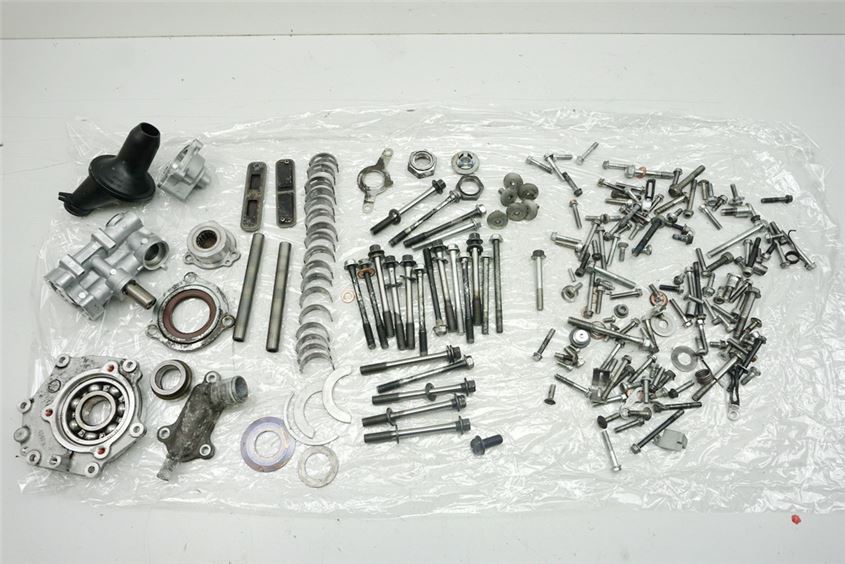 SUZUKI GSX-R 600 WVCV SCREWS & SMALL PARTS - ENGINE