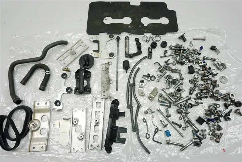 SUZUKI GSX-R 600 WVCV SCHRAUBEN & KLEINTEILE & HALTER