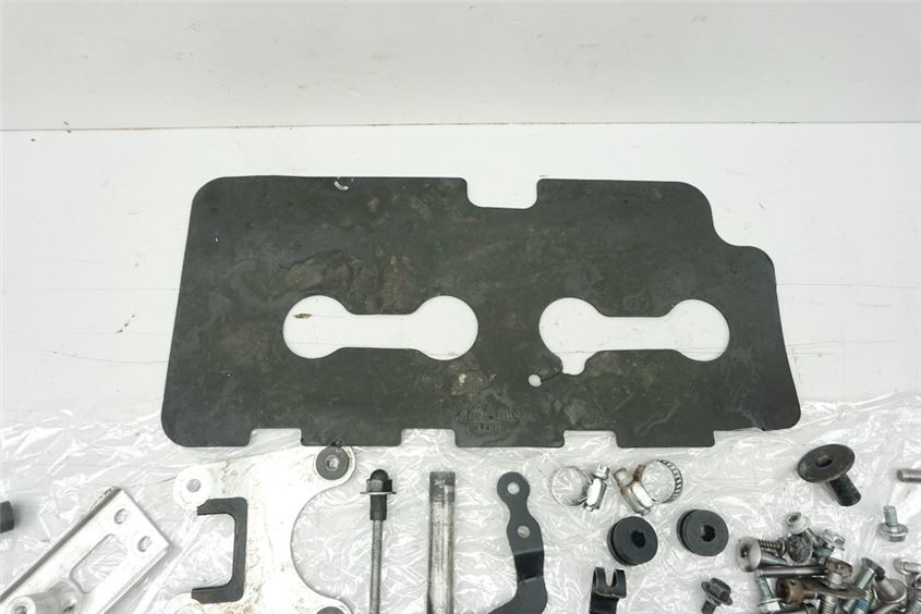 SUZUKI GSX-R 600 WVCV SCHRAUBEN & KLEINTEILE & HALTER