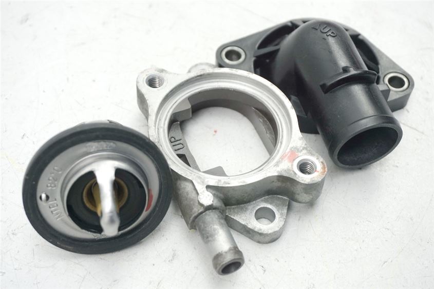 SUZUKI GSX-R 750 WVCF K6 K7 THERMOSTAT THERMOSTATGEHÄUSE