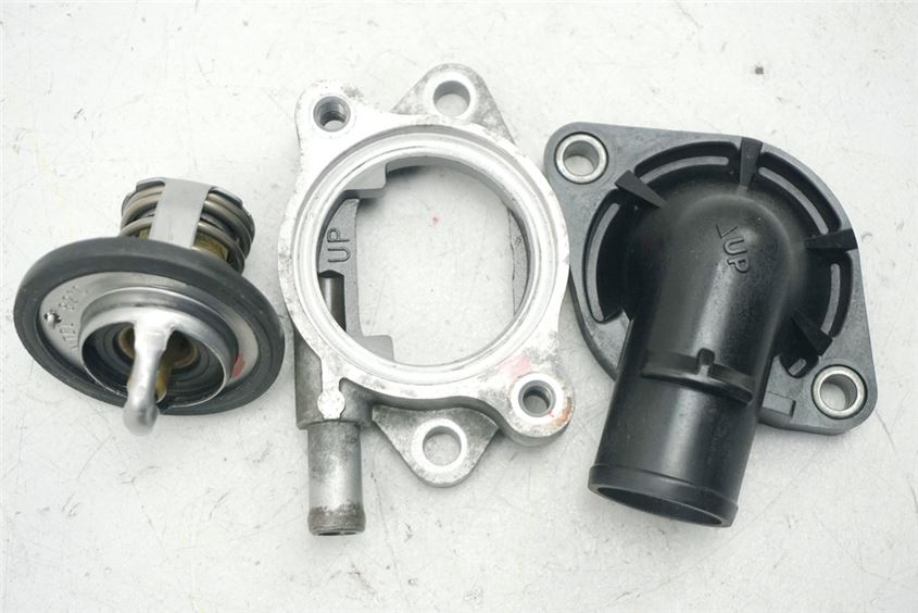 SUZUKI GSX-R 750 WVCF K6 K7 THERMOSTAT THERMOSTATGEHÄUSE