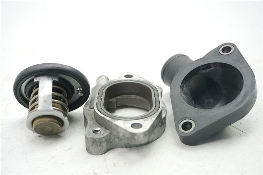 SUZUKI GSX-R 750 WVCF K6 K7 THERMOSTAT THERMOSTATGEHÄUSE