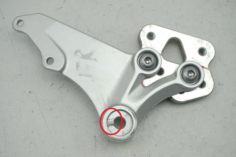 SUZUKI GSX-R 750 WVCF K6 K7 SOPORTE ESTRIBERA DERECHO CONDUCTOR