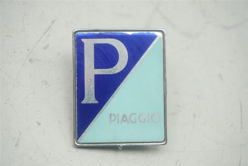VESPA GTS 250 i.e. EMBLEMA CUBIERTA CARENADO DELANTERO