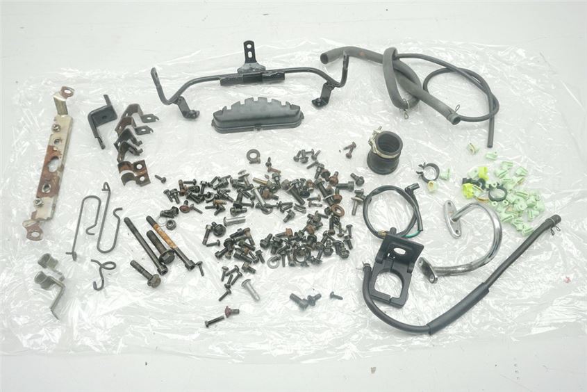 PEUGEOT KISBEE 50 4 TIEMPOS TORNILLOS Y PEQUEÑAS PIEZAS