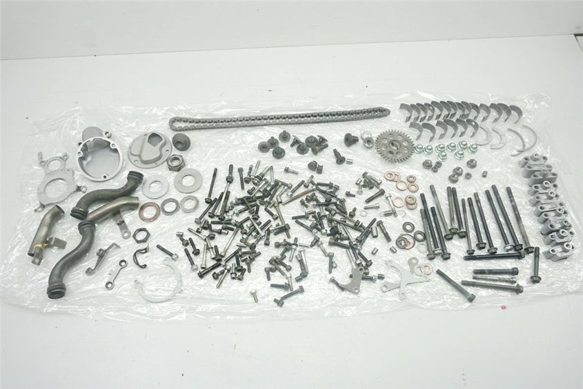 SUZUKI GSF 600 BANDIT GN77AB TORNILLOS Y PIEZAS PEQUEÑAS - MOTOR