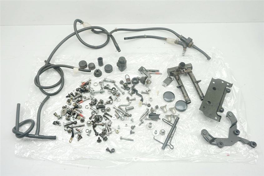 KAWASAKI ER 5 TWISTER ER500A TORNILLOS Y PIEZAS PEQUEÑAS