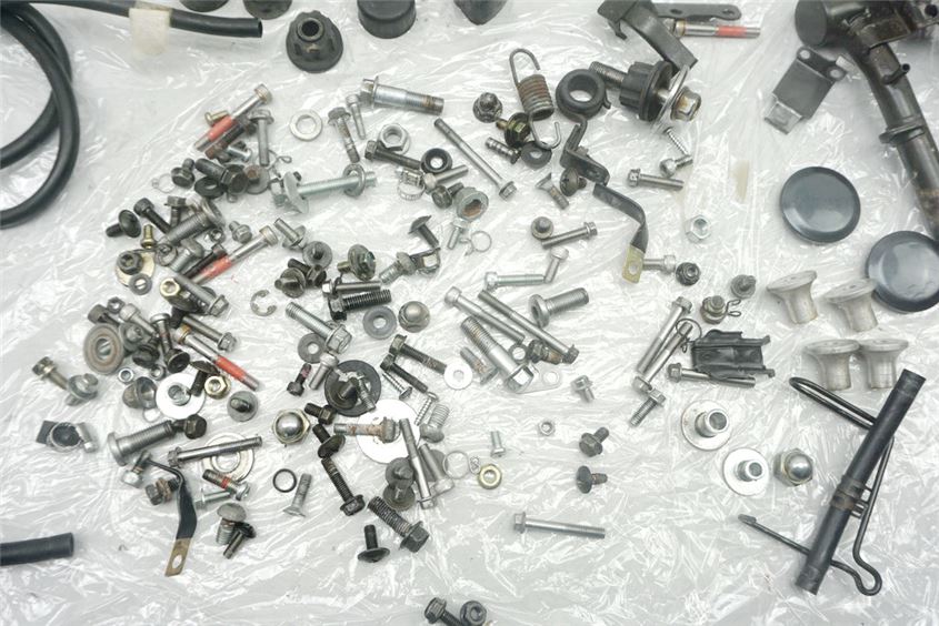 KAWASAKI ER 5 TWISTER ER500A TORNILLOS Y PIEZAS PEQUEÑAS
