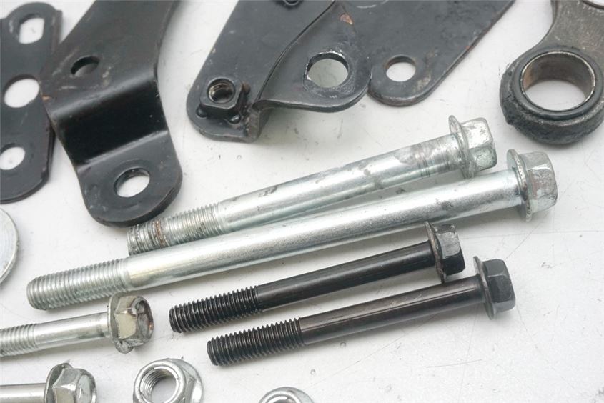HYOSUNG GA 125 CRUISE II HALTERUNG MOTOR ACHSE SCHRAUBEN BOLZEN MOTORHALTER