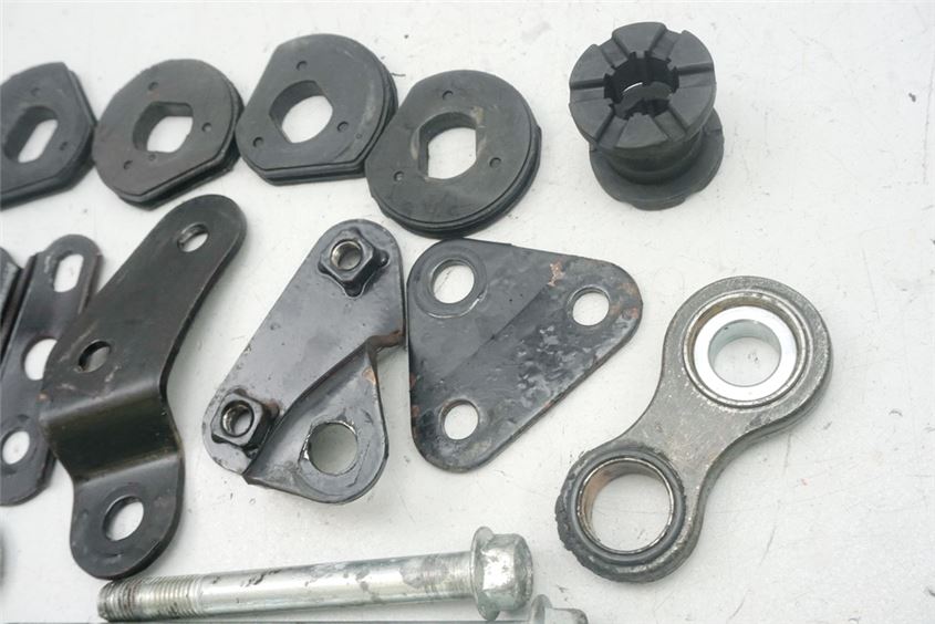 HYOSUNG GA 125 CRUISE II HALTERUNG MOTOR ACHSE SCHRAUBEN BOLZEN MOTORHALTER