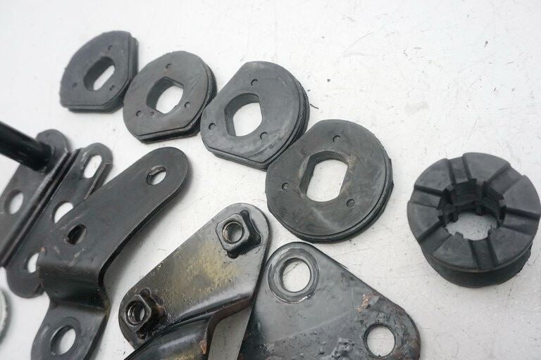 HYOSUNG GA 125 CRUISE II HALTERUNG MOTOR ACHSE SCHRAUBEN BOLZEN MOTORHALTER