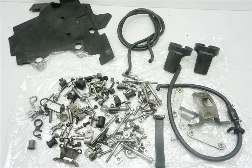 YAMAHA XJR 1200 4PU SP TORNILLOS Y PIEZAS PEQUEÑAS