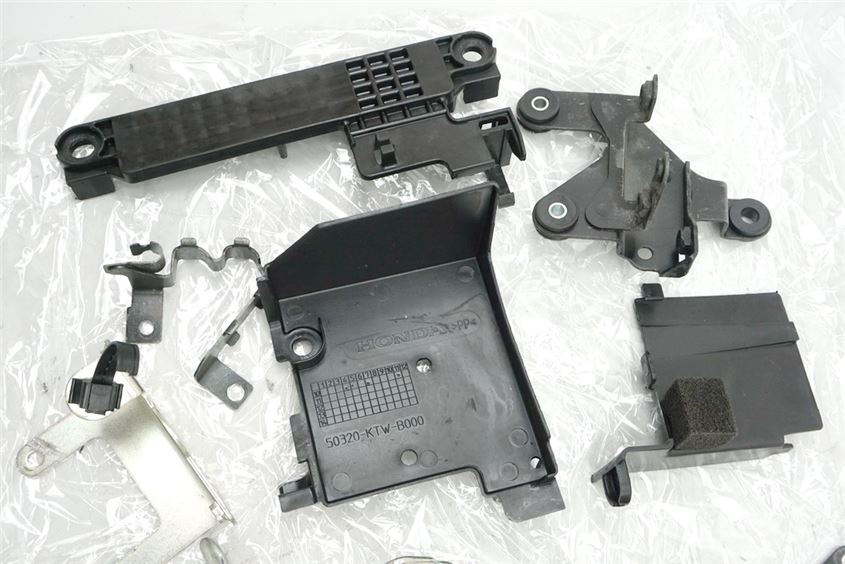 HONDA SH 300 A NF02 TORNILLOS Y PIEZAS PEQUEÑAS