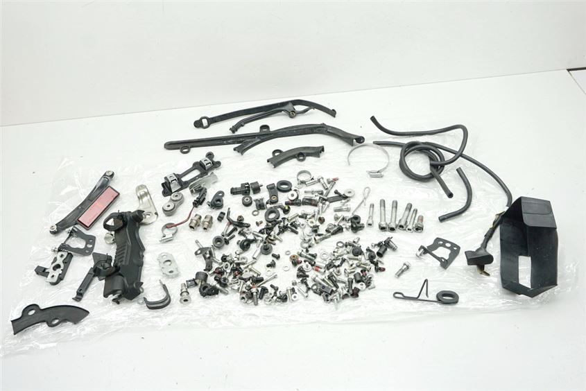DUCATI MONSTER 1100 EVO ABS TORNILLOS M5, PIEZAS PEQUEÑAS Y SOPORTE