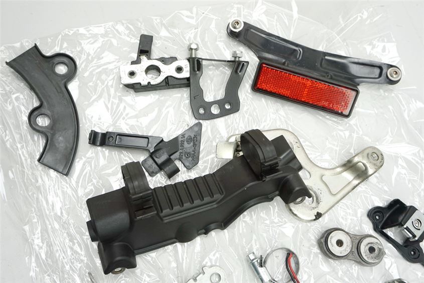 DUCATI MONSTER 1100 EVO ABS TORNILLOS M5, PIEZAS PEQUEÑAS Y SOPORTE