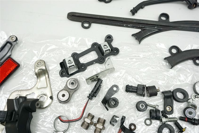 DUCATI MONSTER 1100 EVO ABS M5 SCHRAUBEN & KLEINTEILE & HALTER