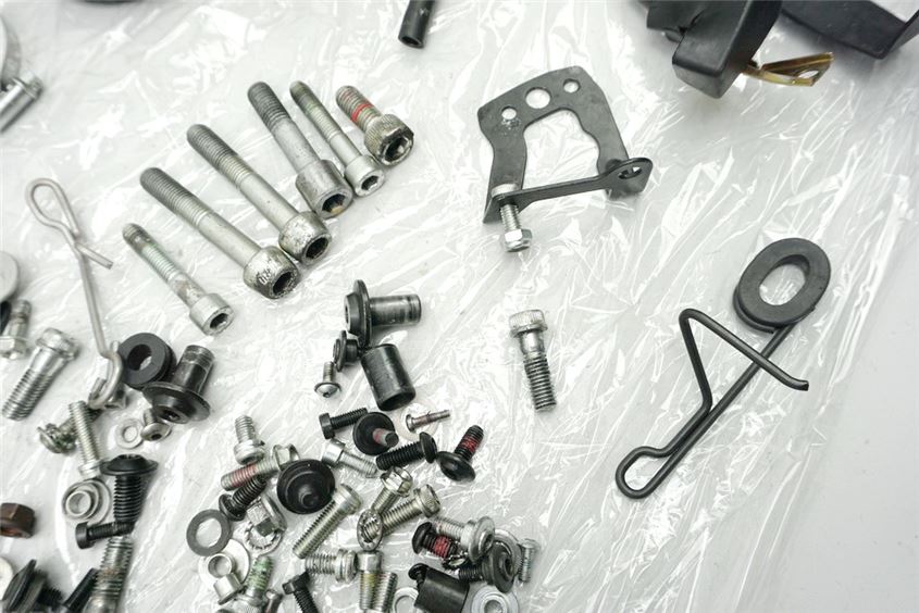 DUCATI MONSTER 1100 EVO ABS M5 SCHRAUBEN & KLEINTEILE & HALTER