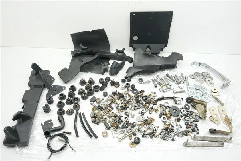 BMW K 100 RS TORNILLOS Y PIEZAS PEQUEÑAS Y SOPORTES