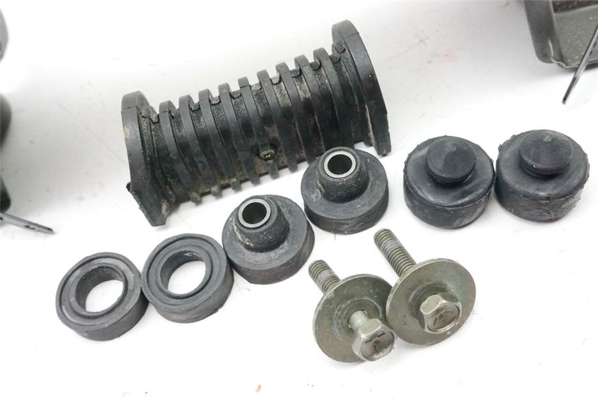 SUZUKI GSX 600 F AJ HALTER TANK GUMMIS TANKHALTER SCHRAUBEN