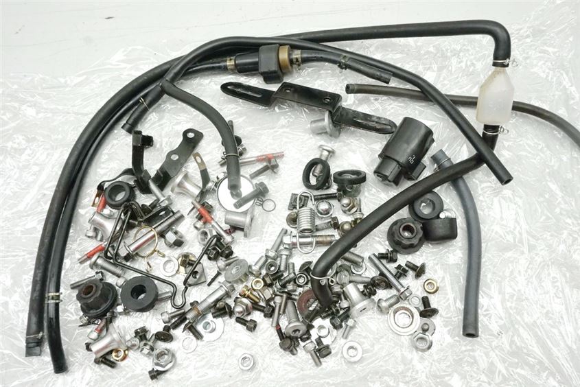 KAWASAKI ER 5 TWISTER ER500A TORNILLOS Y PIEZAS PEQUEÑAS Y SOPORTES