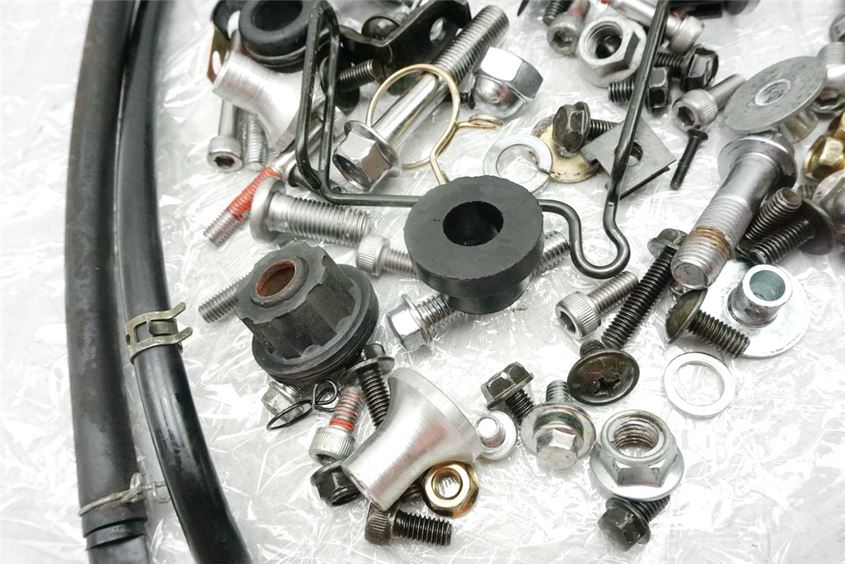 KAWASAKI ER 5 TWISTER ER500A TORNILLOS Y PIEZAS PEQUEÑAS Y SOPORTES