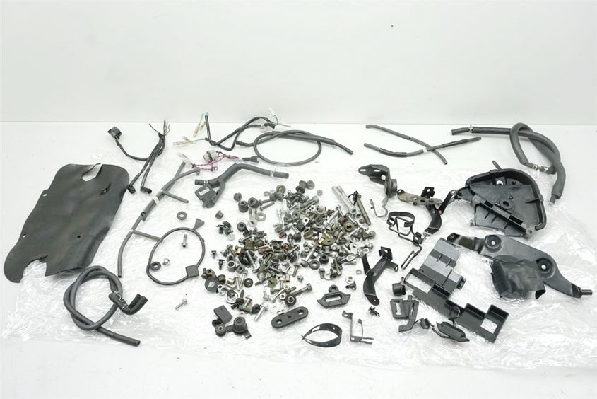 YAMAHA FZ1 S RN16 FAZER TORNILLOS Y PIEZAS PEQUEÑAS Y SOPORTES