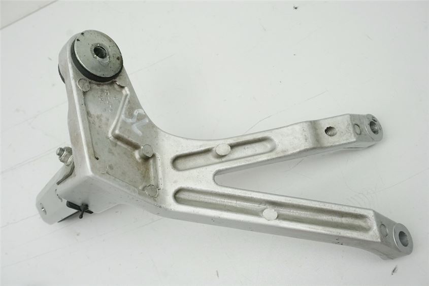 SUZUKI GSX 1100 G GV74A PASSENGER FOOTREST LEFT HOLDER FOOTREST