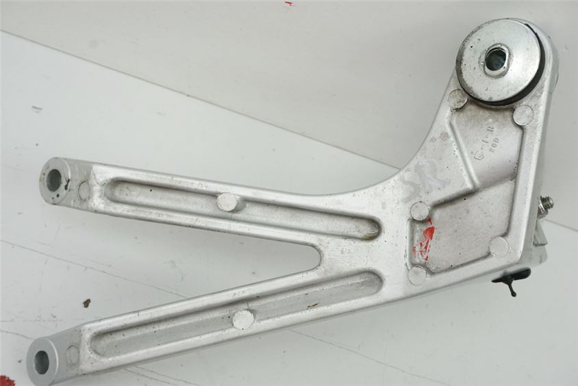 SUZUKI GSX 1100 G GV74A PASSENGER FOOTREST MOUNT RIGHT HOLDER FOOTREST