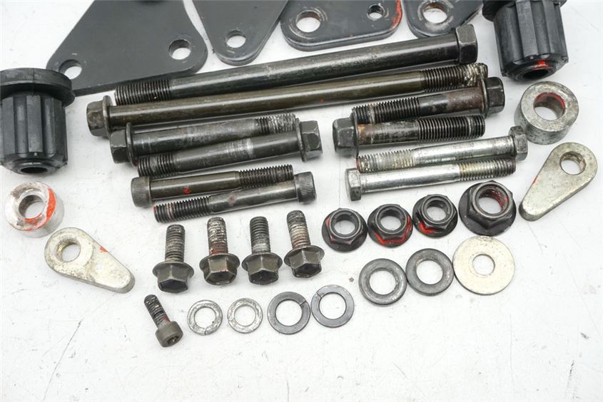 SUZUKI GSX 1100 G GV74A HALTERUNG MOTOR ACHSE SCHRAUBEN BOLZEN MOTORHALTER