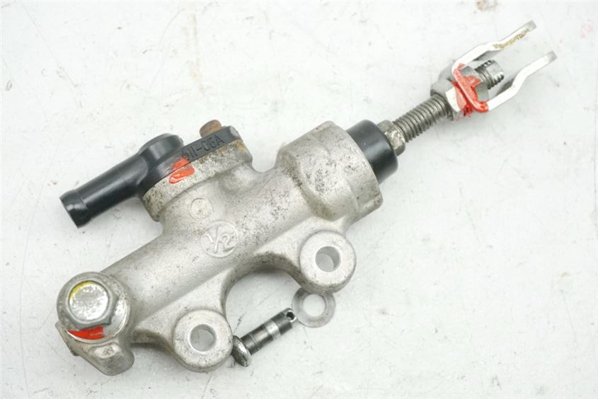 SUZUKI GSX 1100 G GV74A BREMSZYLINDER HINTEN BREMSPUMPE