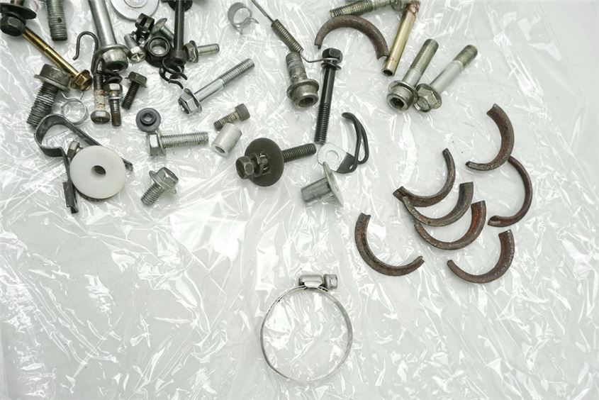 SUZUKI GSX 1100 G GV74A TORNILLOS Y PIEZAS PEQUEÑAS
