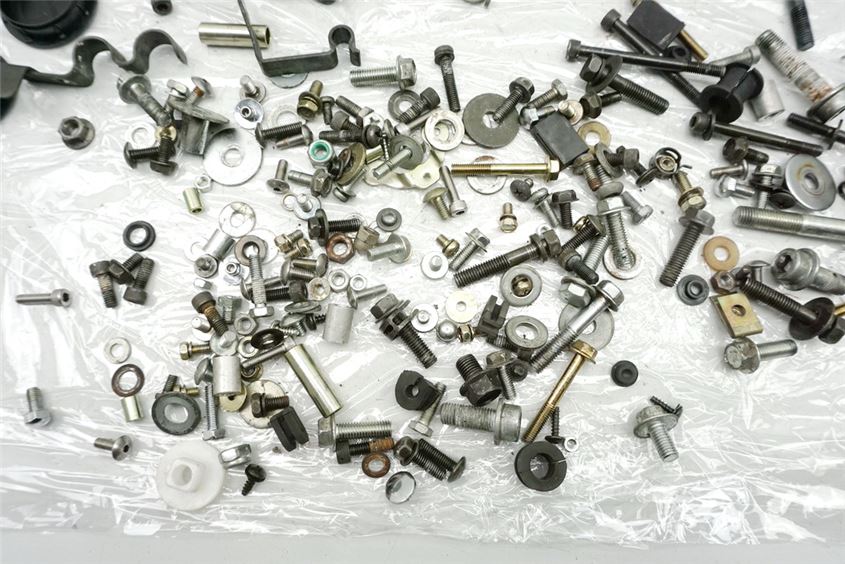 SUZUKI GSX 1100 G GV74A TORNILLOS Y PIEZAS PEQUEÑAS