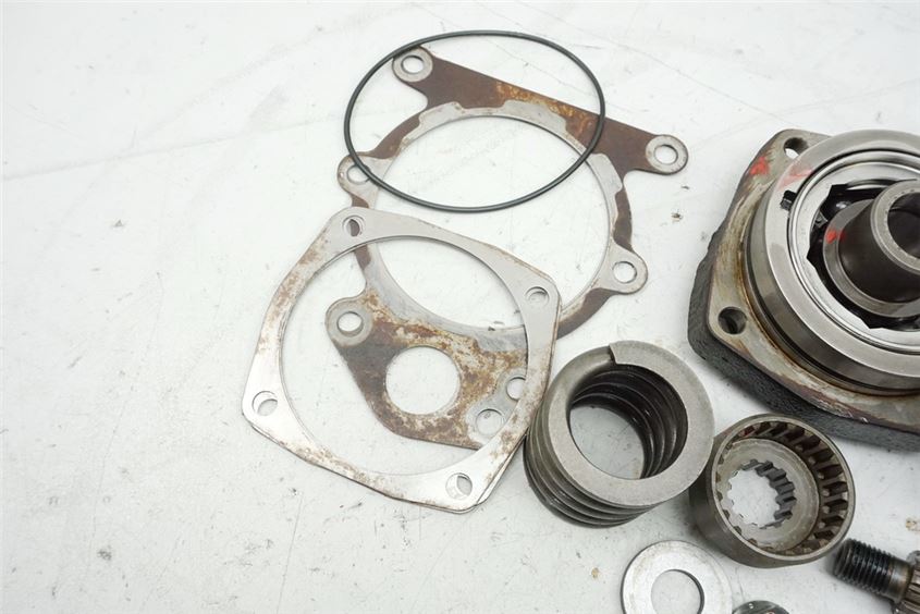 SUZUKI GSX 1100 G GV74A WINKELGETRIEBE KARDAN ANTRIEB WELLE AUSGANG GETRIEBE