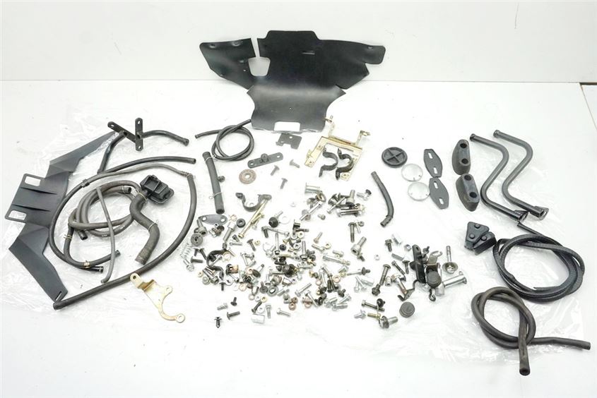 HONDA CB 500 PC26 TORNILLOS Y PIEZAS PEQUEÑAS Y SOPORTES Y MANGUERAS