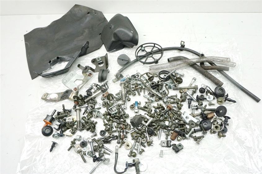 SUZUKI AN 400 WVAU BURGMAN TORNILLOS Y PIEZAS PEQUEÑAS