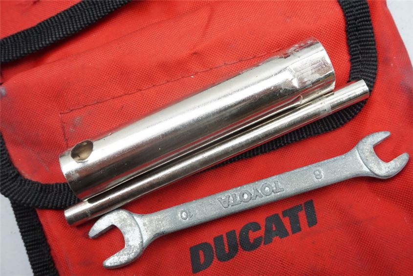 DUCATI 750 SS i.e. HERRAMIENTAS DE A BORDO HERRAMIENTAS