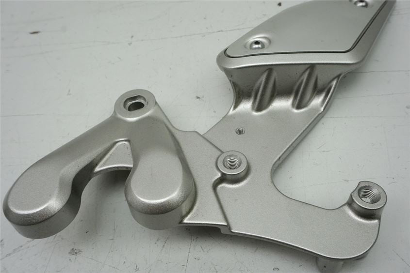 YAMAHA MT01 RP12 FOOTREST BRACKET RIDER RIGHT HOLDER FOOTREST