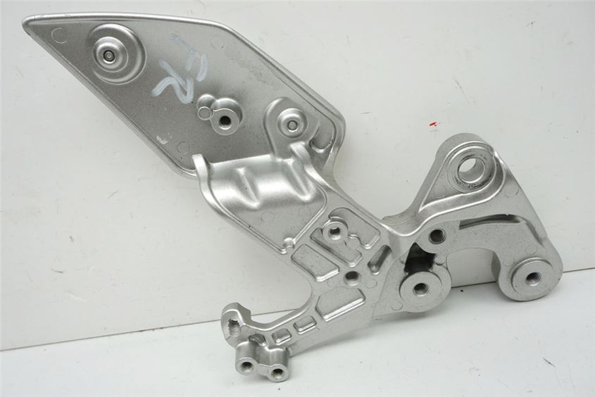 YAMAHA MT01 RP12 FOOTREST BRACKET RIDER RIGHT HOLDER FOOTREST