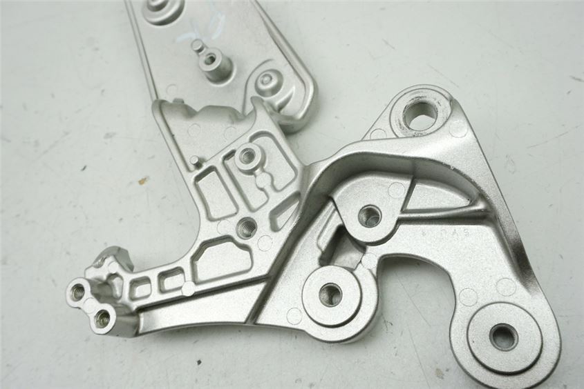 YAMAHA MT01 RP12 FOOTREST BRACKET RIDER RIGHT HOLDER FOOTREST