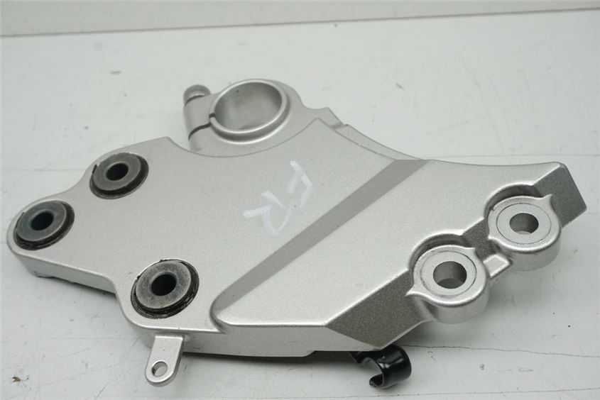 YAMAHA MT01 RP12 FOOTREST PLATE RIDER RIGHT BRACKET FOOTREST HOLDER