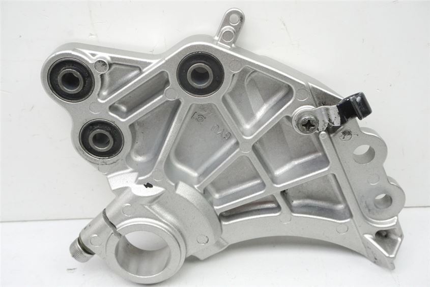 YAMAHA MT01 RP12 FOOTREST PLATE RIDER RIGHT BRACKET FOOTREST HOLDER