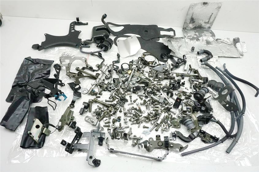 YAMAHA MT01 RP12 TORNILLOS Y PIEZAS PEQUEÑAS Y SOPORTES