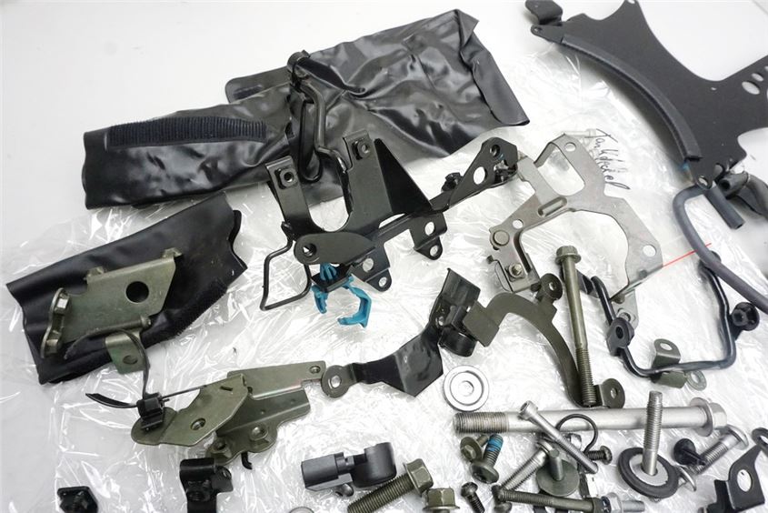 YAMAHA MT01 RP12 TORNILLOS Y PIEZAS PEQUEÑAS Y SOPORTES