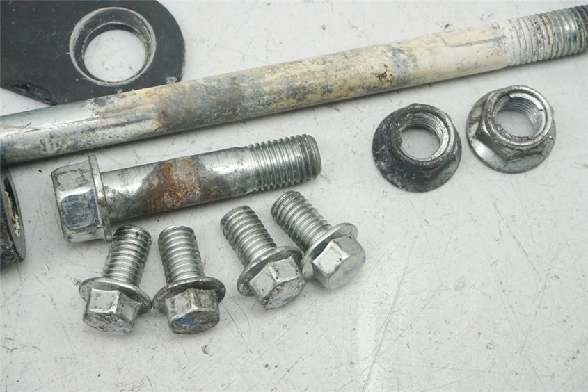 KAWASAKI BX 125 A NINJA ENGINE MOUNTING BRACKET ENGINE AXLE SCREWS ENGINE MOUNT